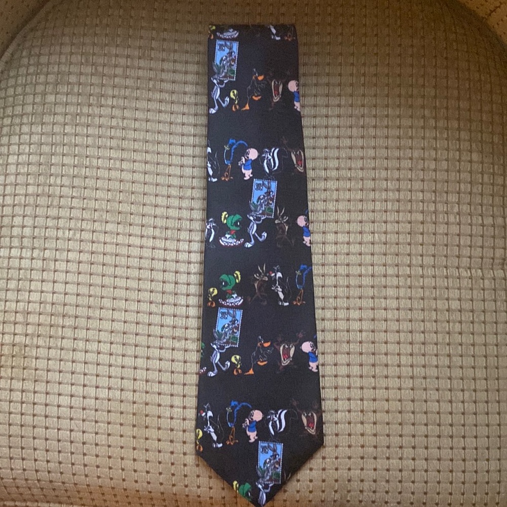 Loony tunes tie Bugs porky pig Wylee coyote Sylvester and gang GREAT GIFT
